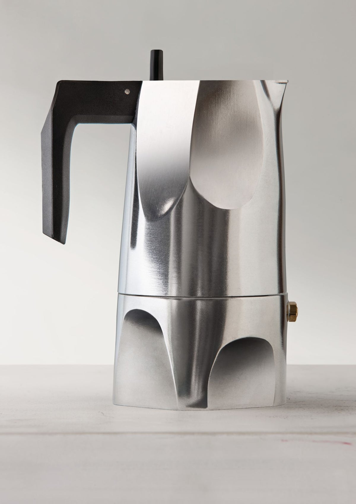 Alessi Ossidiana espressomaker, 6 kops, aluminium met zwart handvat, vooraanzicht