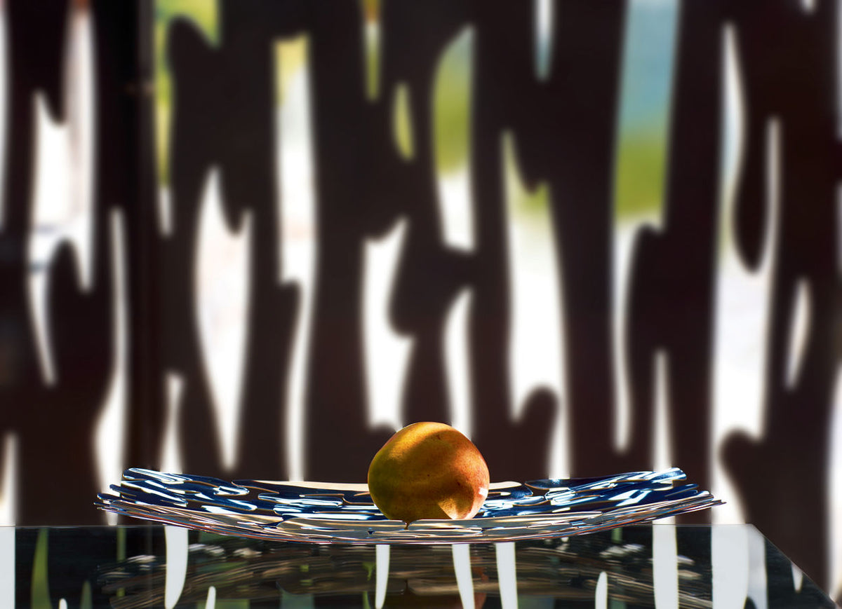 Detail van de Alessi Bark fruitschaal met mooie schorsmotief, hier gevuld met fruit.
