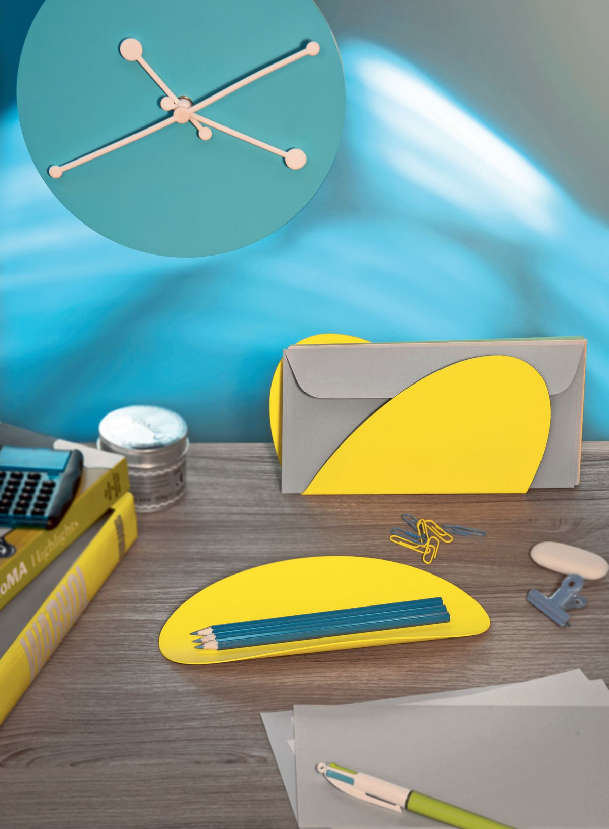 Alessi Ellipse bureauset in geel, met detail van de papierklemhouder
