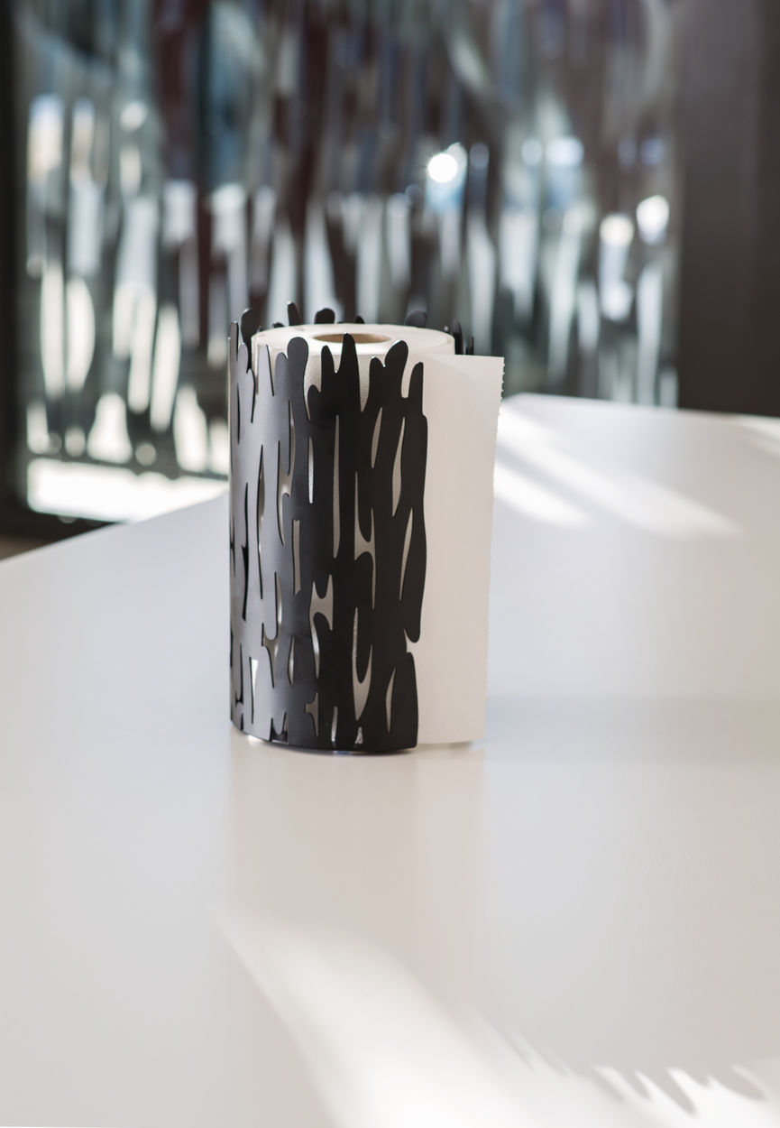 Alessi BarkRoll keukenrolhouder in zwart, met schorsmotief, met rol papier