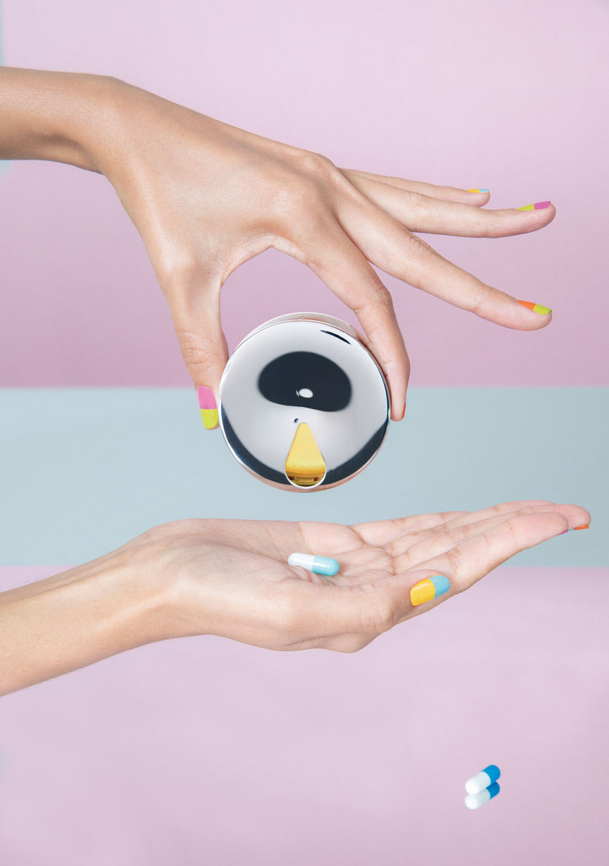 Alessi YoYo Pillbox pillendoos, in de hand gehouden, gesloten