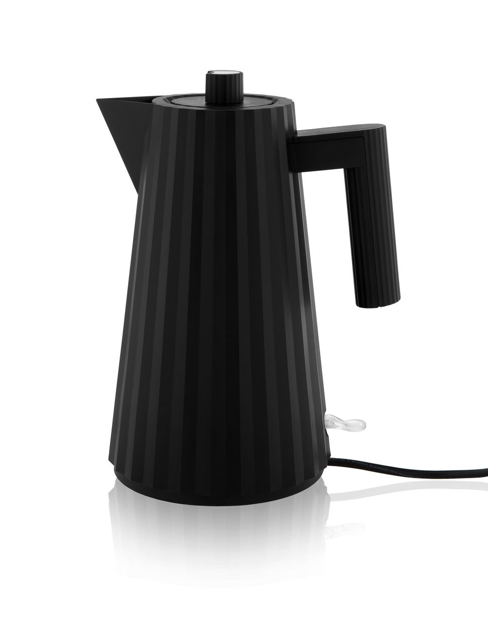 Alessi Plissé waterkoker 1,7 liter in zwart, zijaanzicht met handvat en snoer