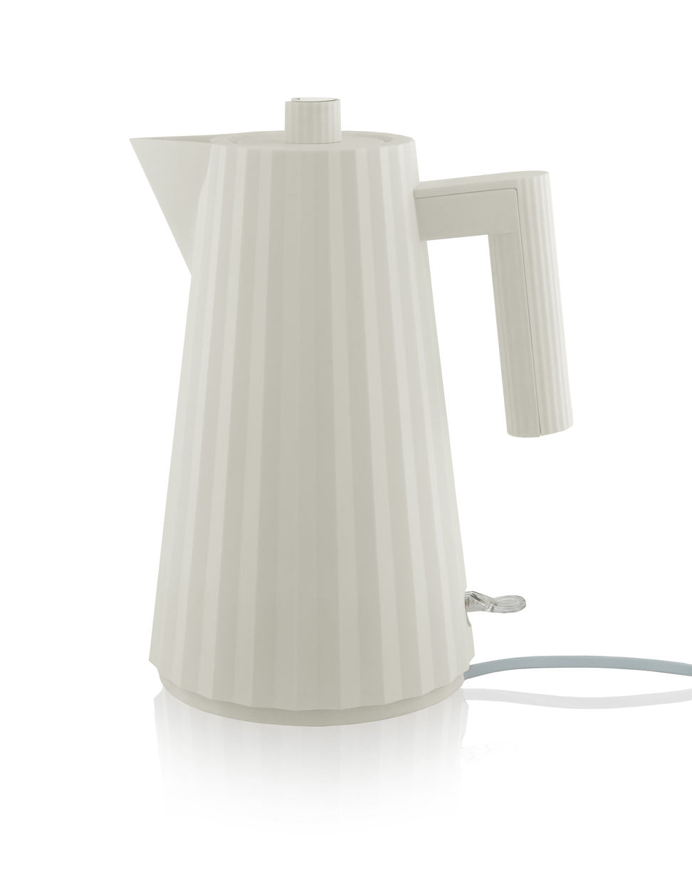 Alessi plissé waterkoker 1,7 liter in wit, driekwart aanzicht met handgreep