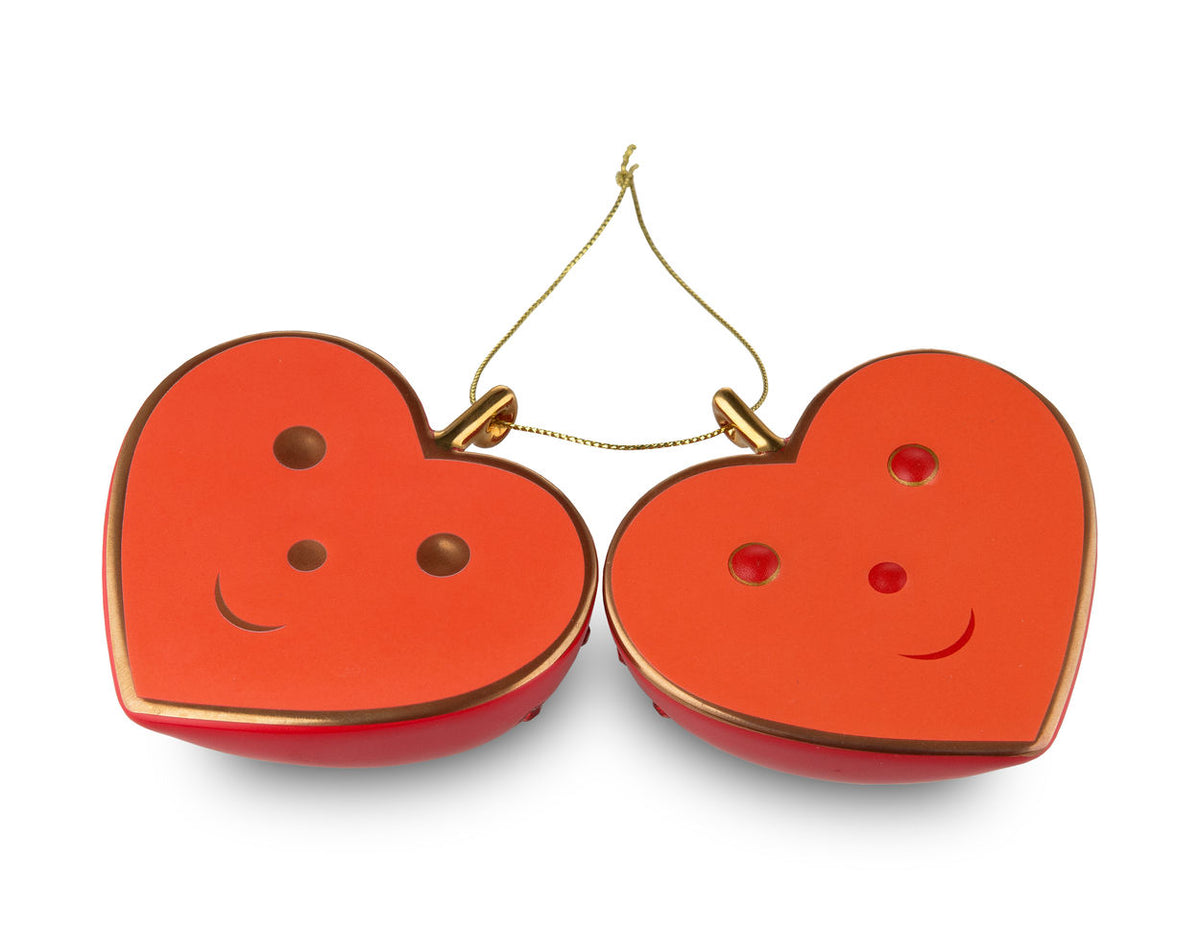 Alessi Cuore e Cuora hart-hanger van Marcello Jori, open getoond met twee gezichtjes