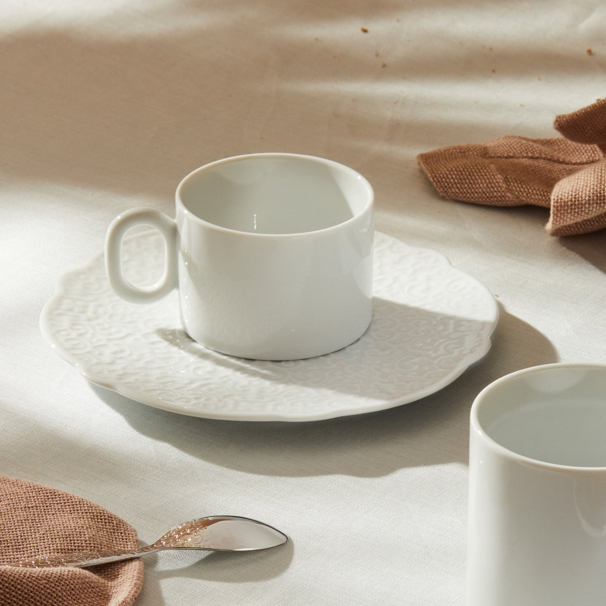 Alessi Espressoschotel Dressed MW01/77 op tafel