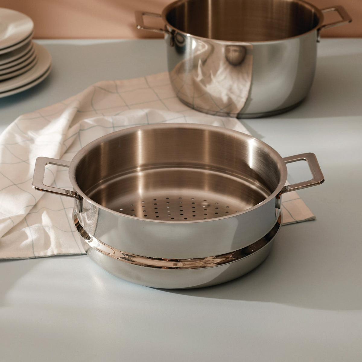 Alessi Stoominzet Pots&Pans AJM307 op tafel