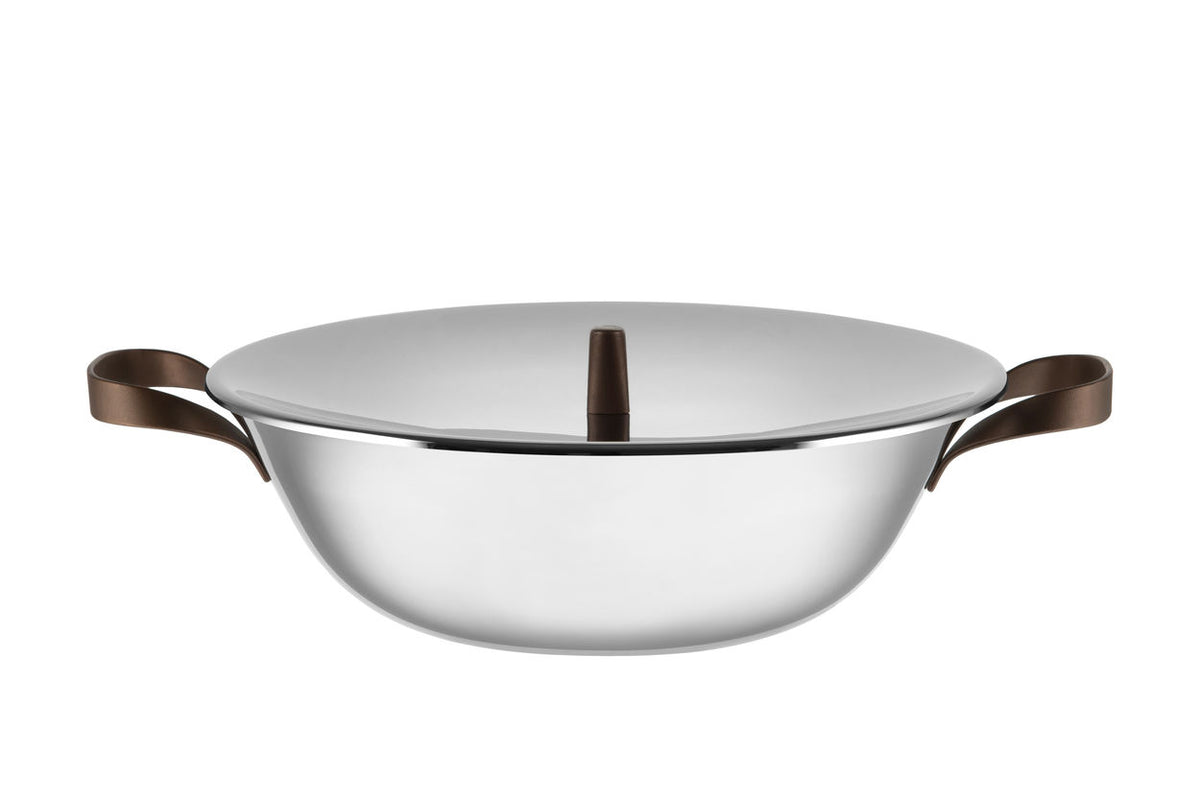 Wok-set EDO van Alessi, ontwerp Patricia Urquiola, met deksel en bruine handvatten
