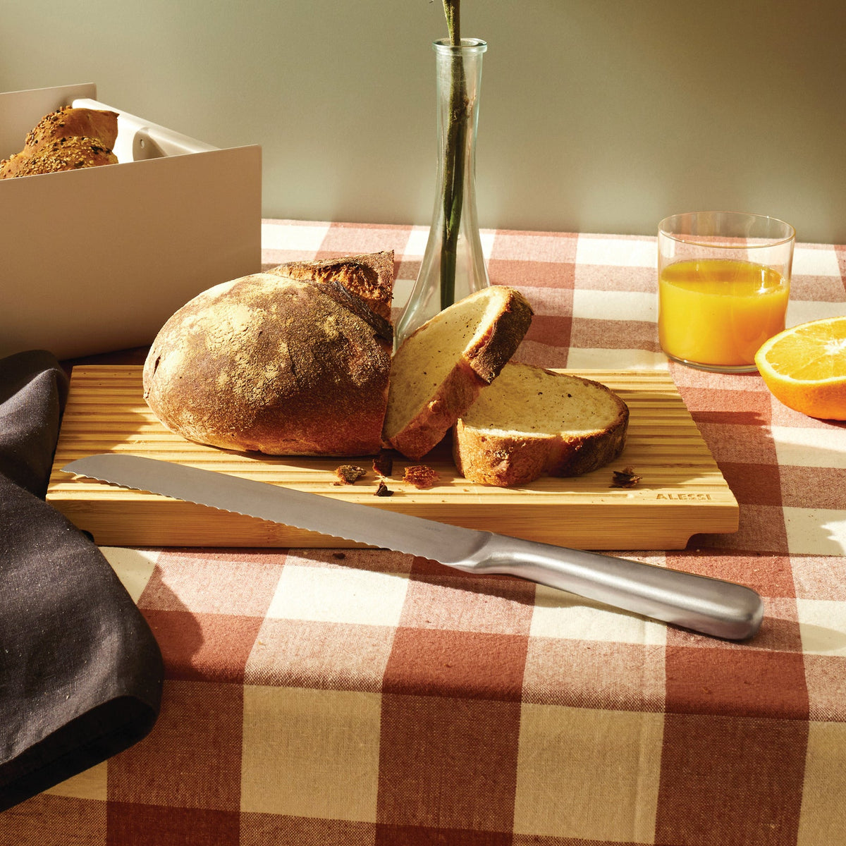 Alessi Mami broodmes van Stefano Giovannoni, mat geborsteld roestvrij staal op tafel
