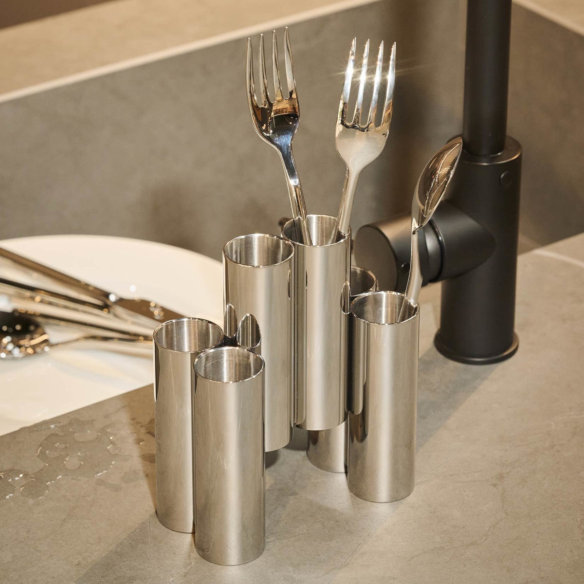 Alessi Canale bestekhouder, ontwerp Patricia Urquiola, zes cilindervormige vakken op tafel