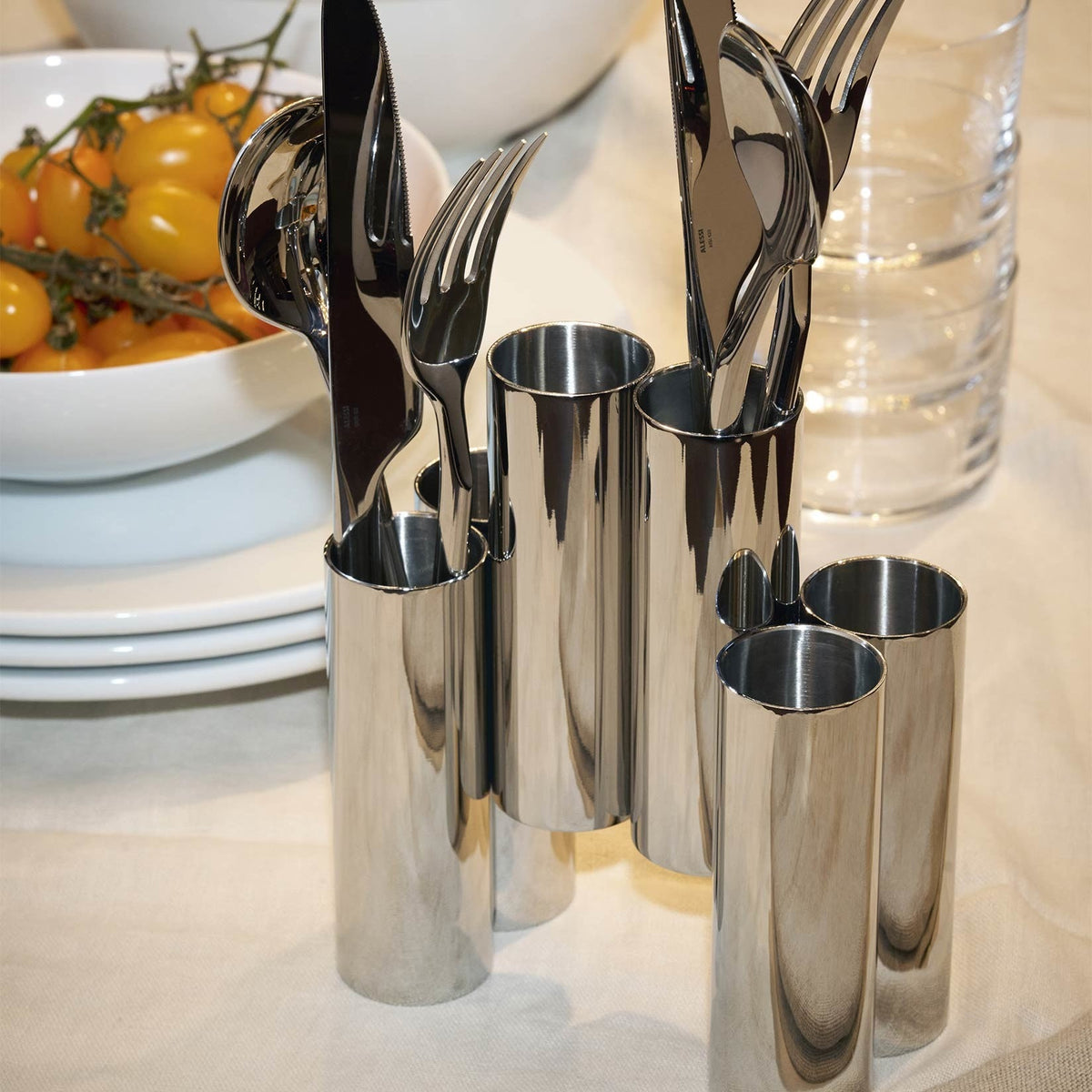 Alessi Canale bestekhouder, ontwerp Patricia Urquiola, zes cilindervormige vakken op tafel