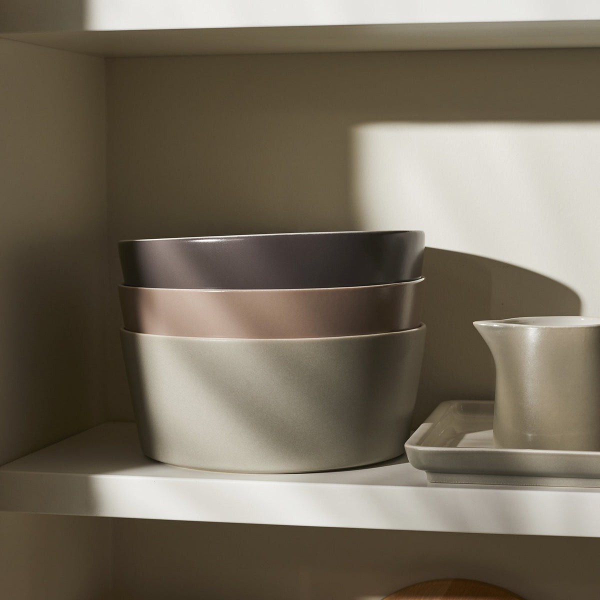 Alessi Saladeschaal Tonale donkergrijs DC03/38 DG op tafel