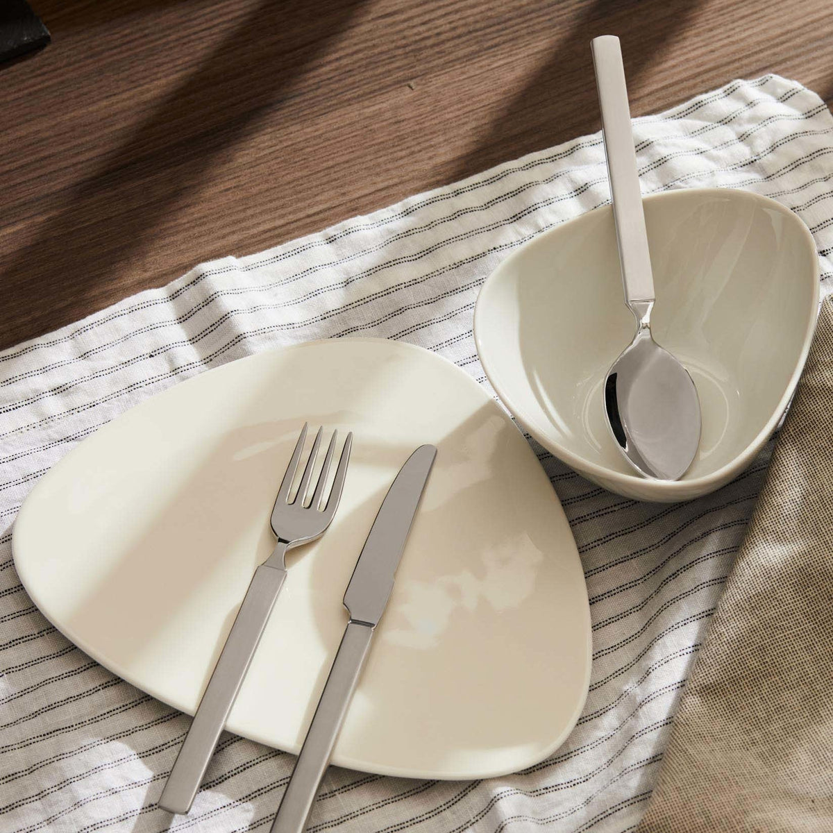 Alessi Dry dessertlepel 4180/4 op tafel