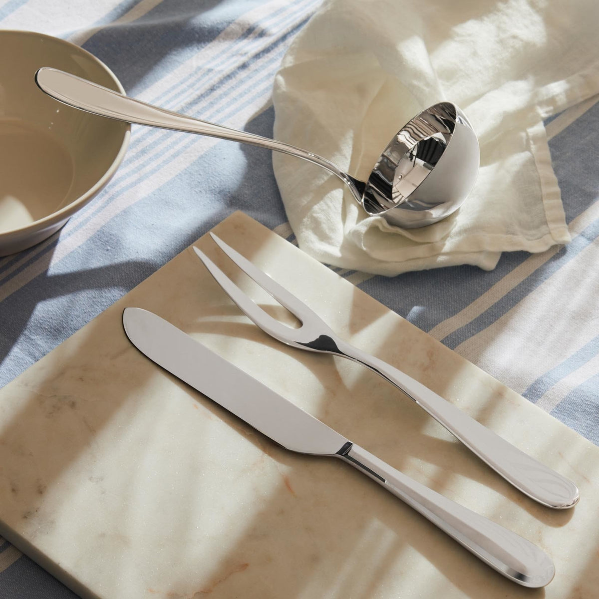 Alessi Nuovo Milano soeplepel 5180/10 op tafel