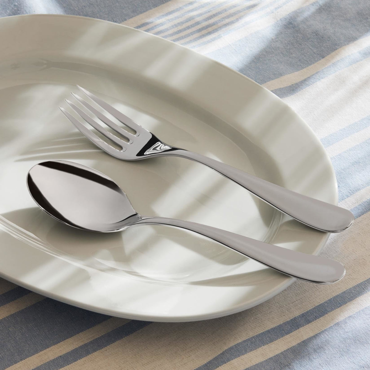 Alessi Nuovo Milano serveervork 5180/12 op tafel