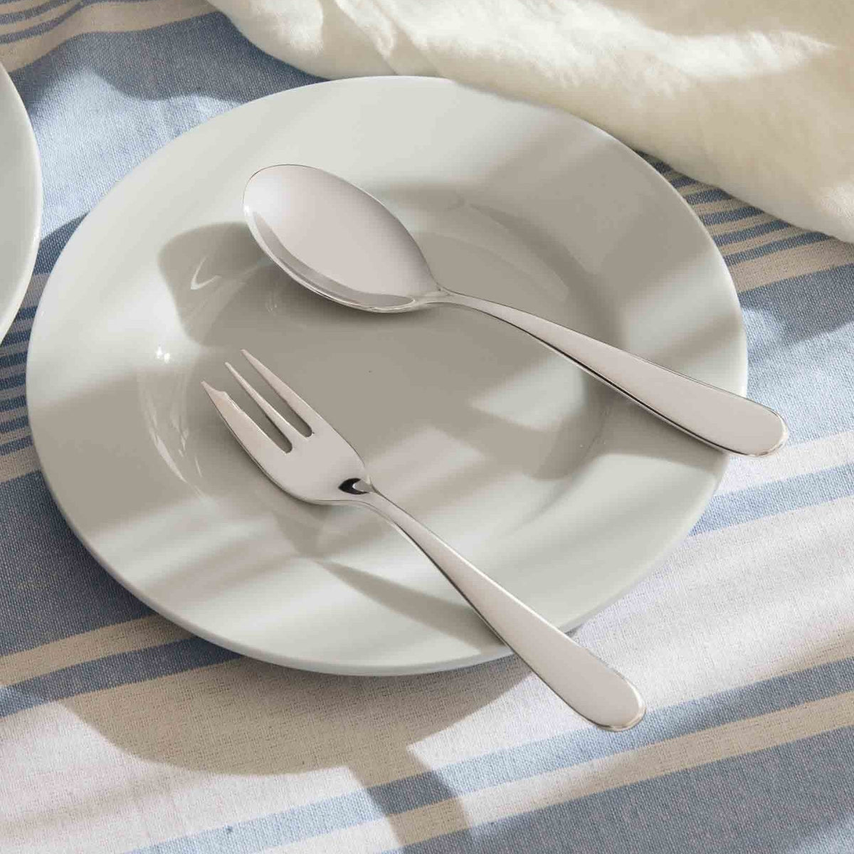 Alessi Nuovo Milano gebaksvork 5180/16 op tafel