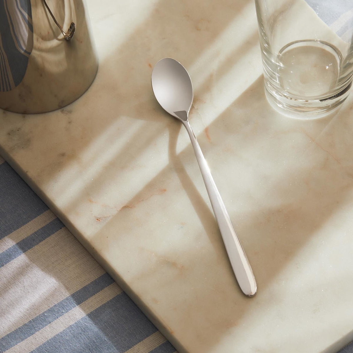 Alessi Nuovo Milano dessertlepel, RVS, ontwerp Ettore Sottsass op tafel