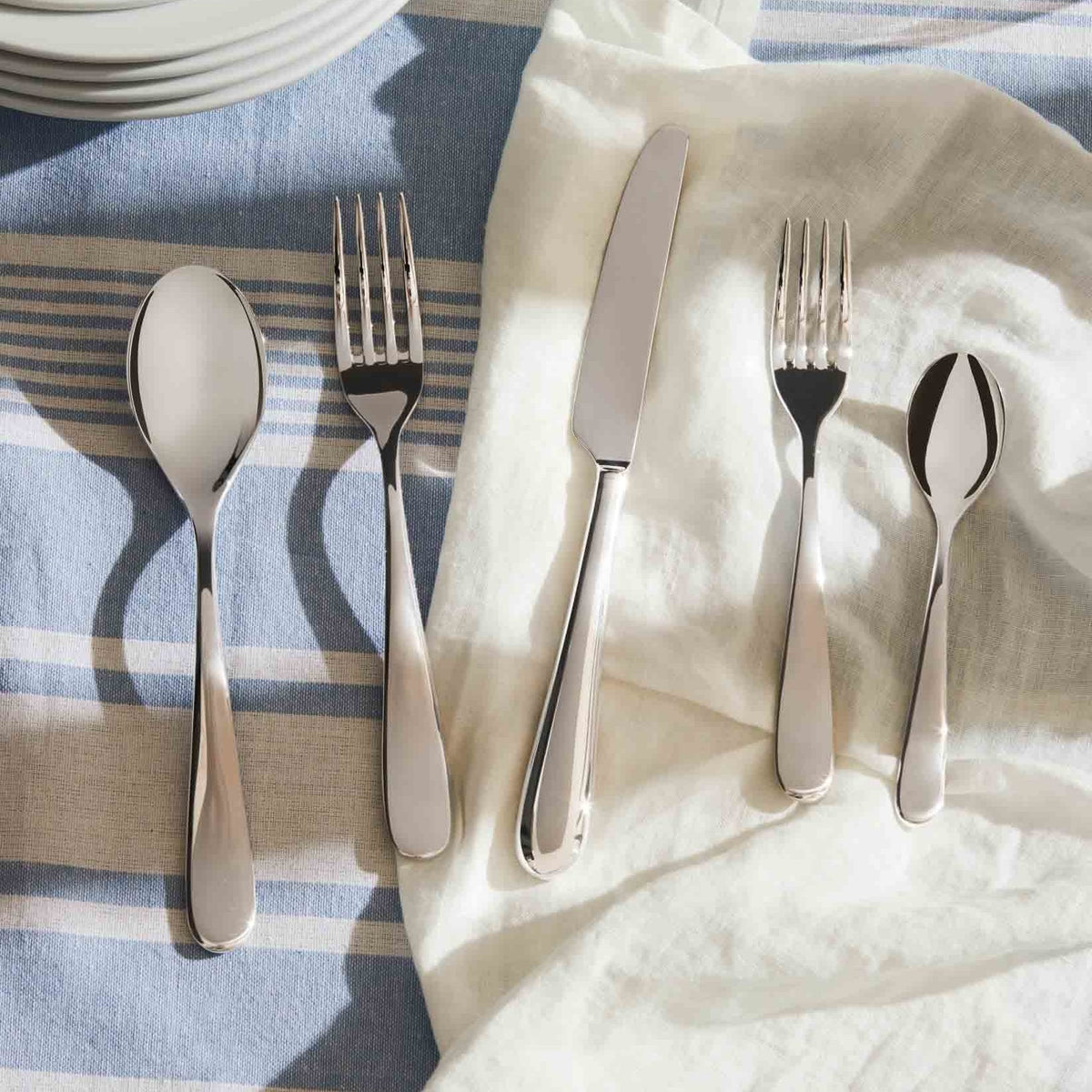 Alessi Nuovo Milano koffielepel 5180/8 op tafel