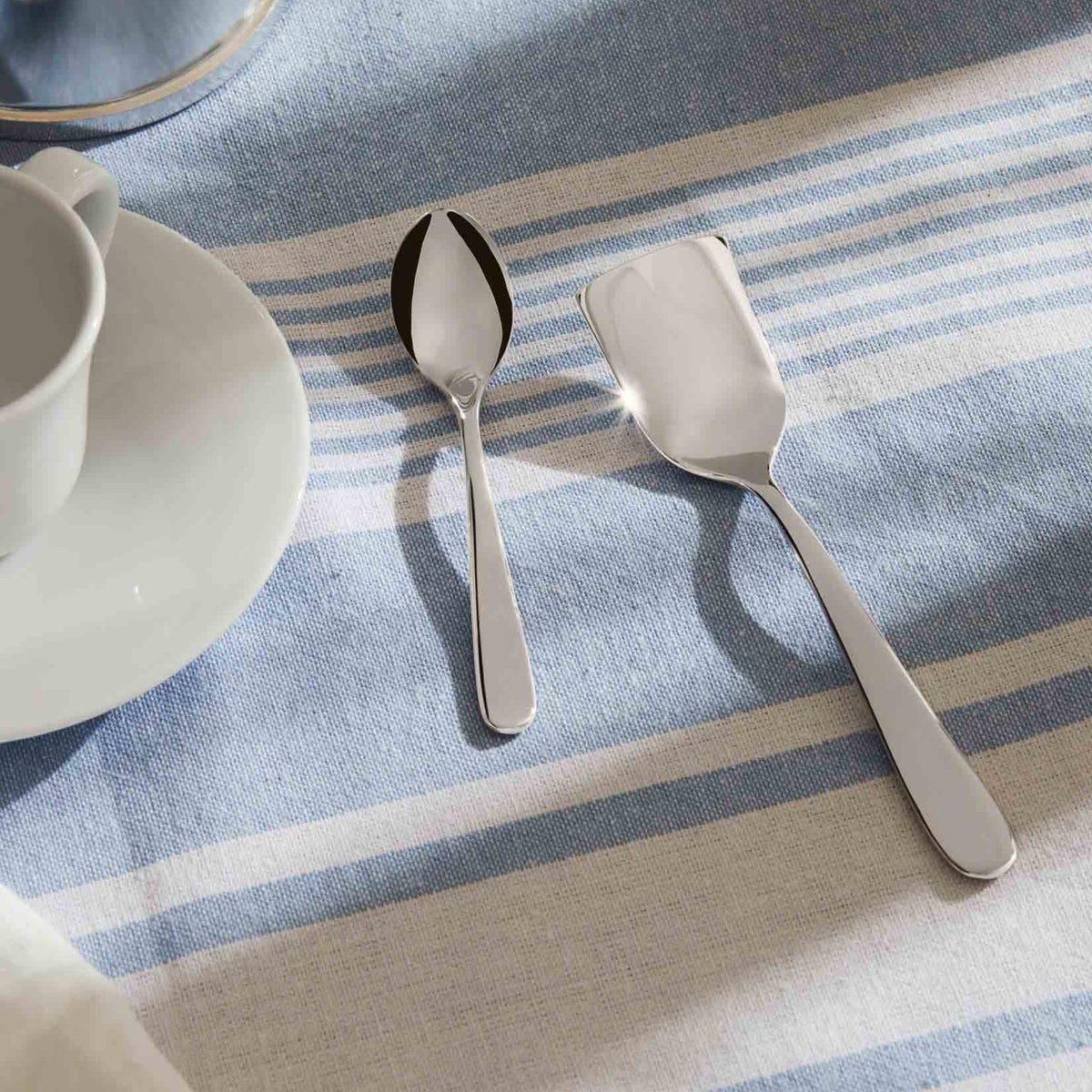 Alessi Nuovo Milano mokkalepel 5180/9 op tafel