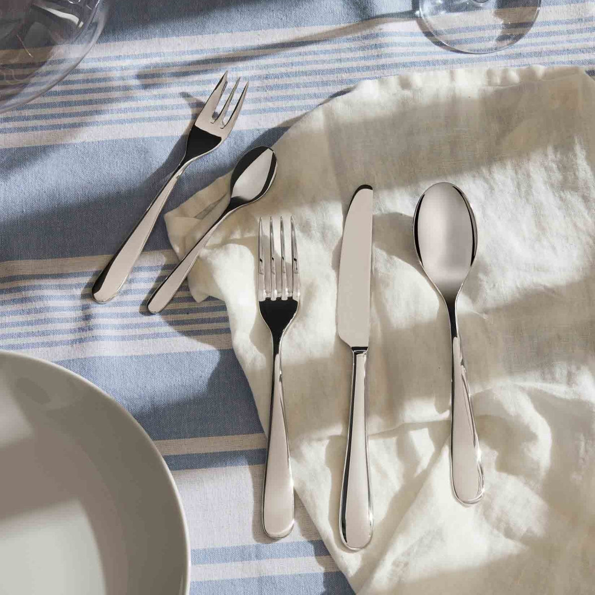 Alessi NUOVO MILANO bestekset 30-delig, rvs, verpakking met productfoto op tafel