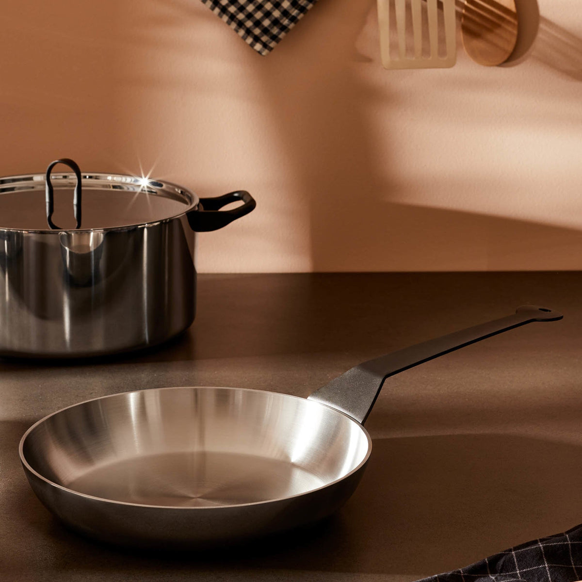 Alessi Koekenpan 24 cm La Cintura di Orione 90110/24 T op tafel