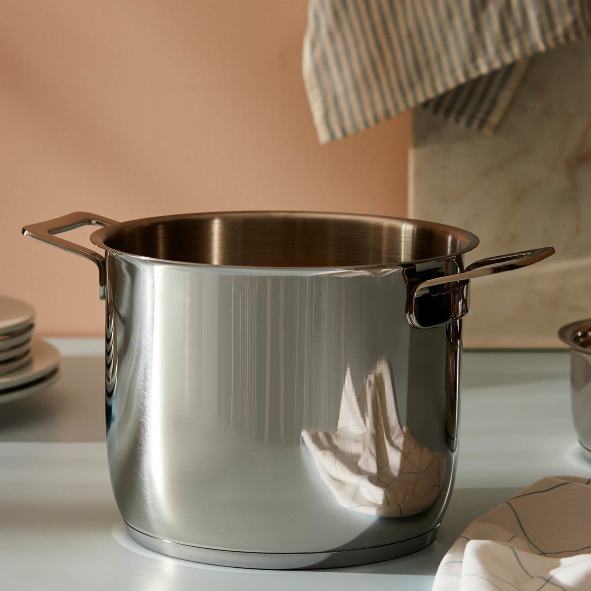 Alessi Soeppan 24 cm Pots&Pans AJM100/24 op tafel