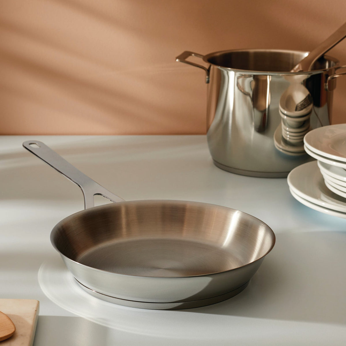 Alessi Koekenpan 24 cm Pots&Pans AJM110/24 op tafel