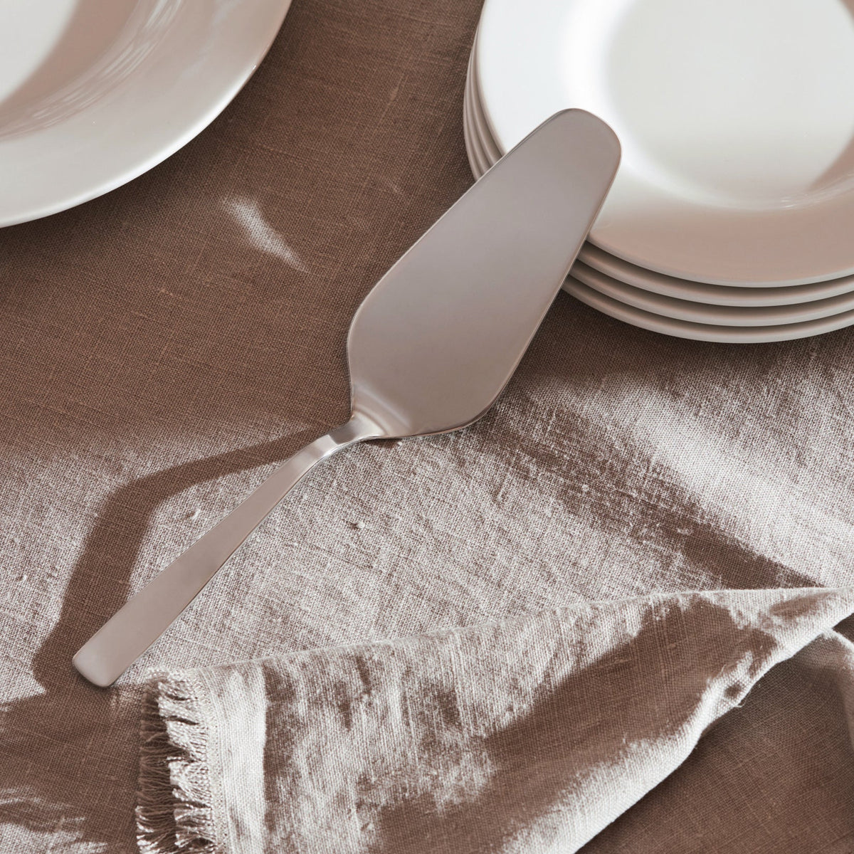 Alessi KnifeForkSpoon taartlepel AJM22/15 op tafel