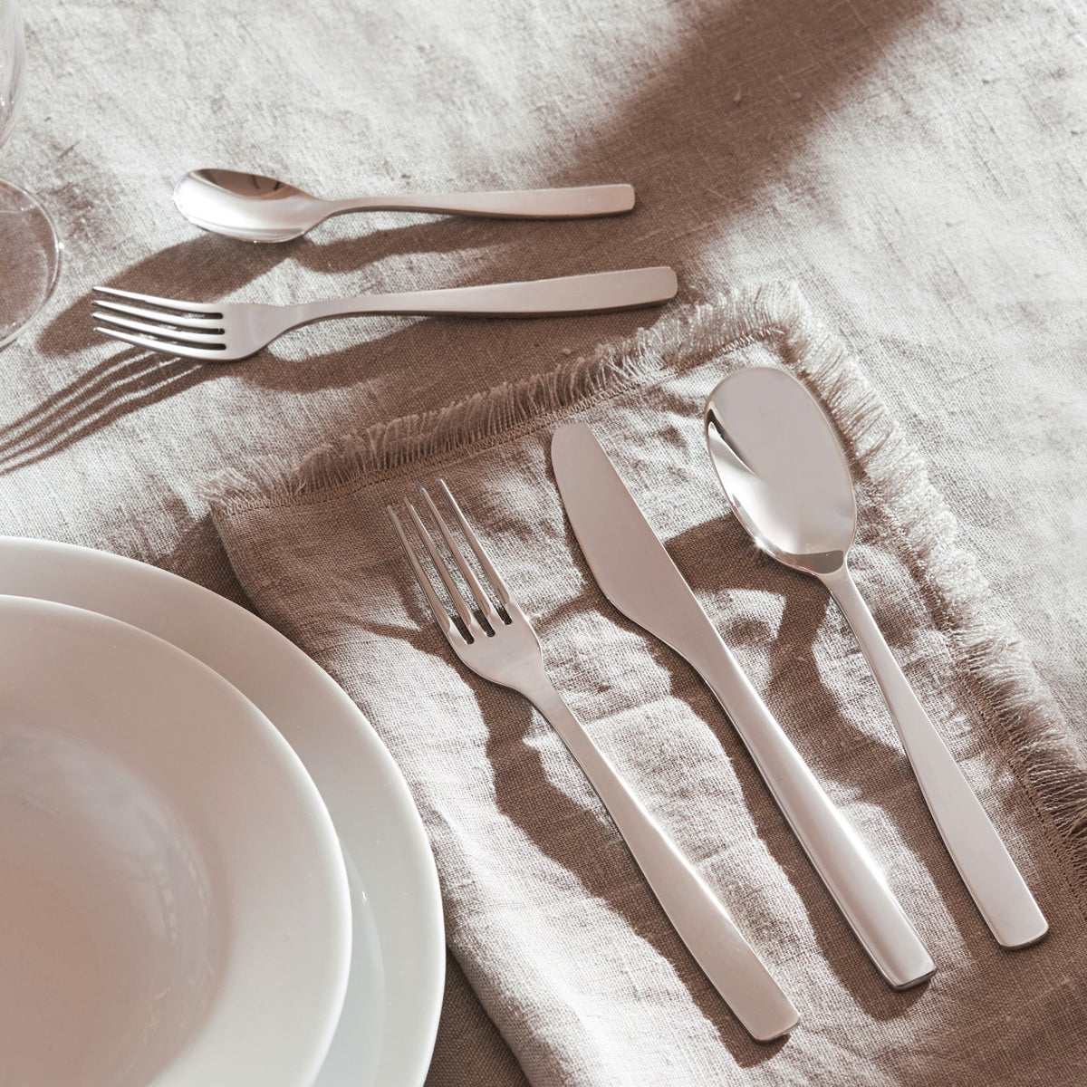 Alessi KnifeForkSpoon dinervork AJM22/2 op tafel