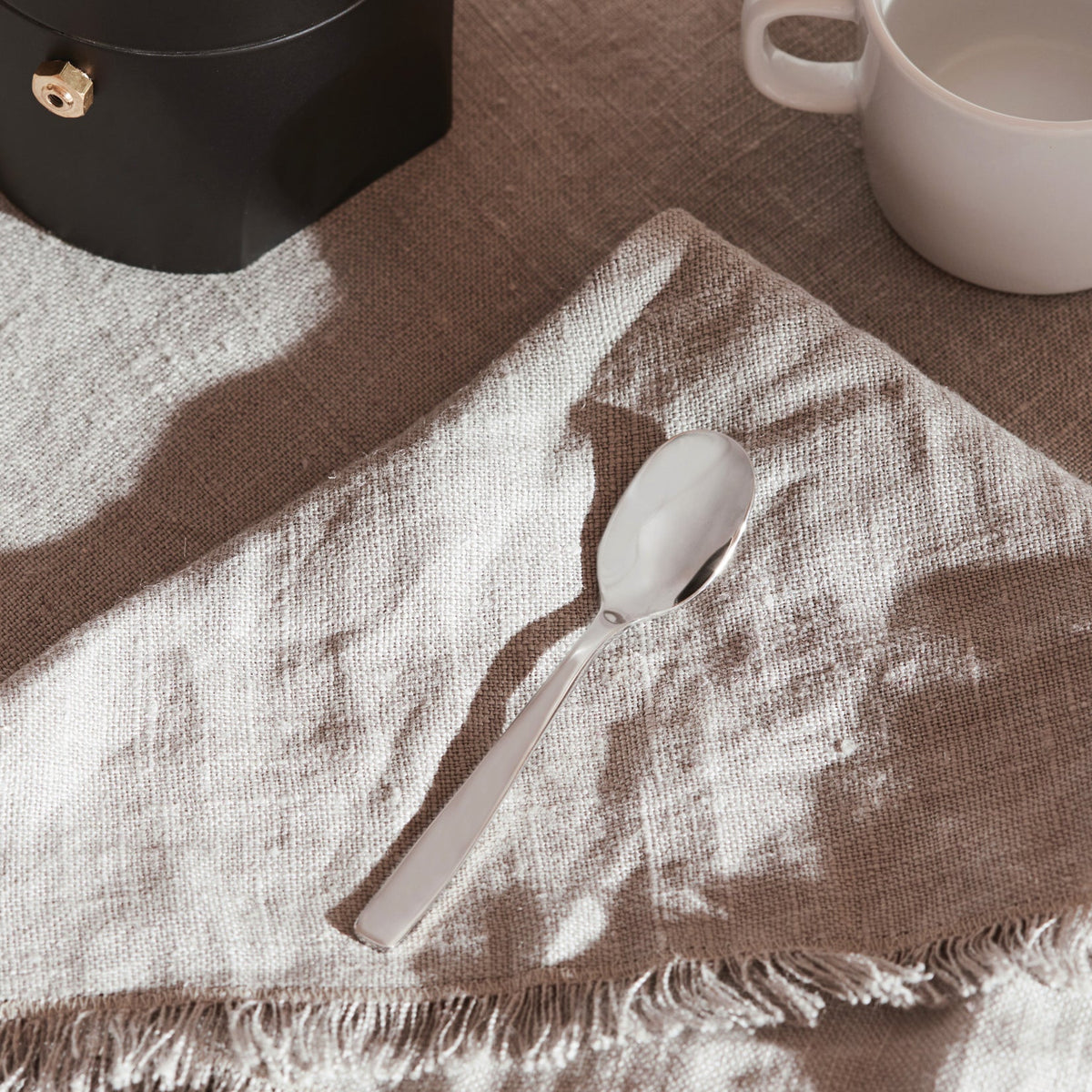 Alessi KnifeForkSpoon theelepel AJM22/7 op tafel