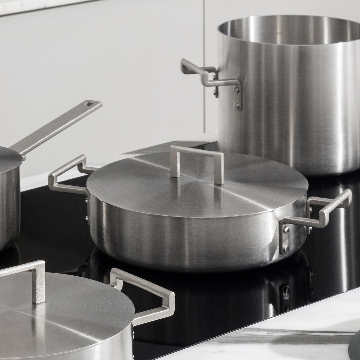 Alessi Lage kookpan 28 cm Convivio DC102/28 op tafel