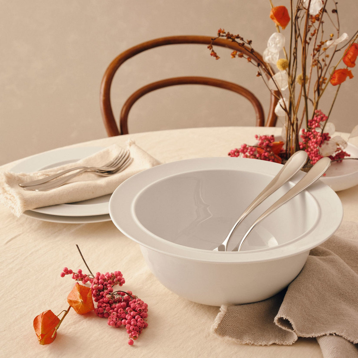 Alessi Saladeschaal 29 cm La Bella Tavola ES21/38 29 op tafel