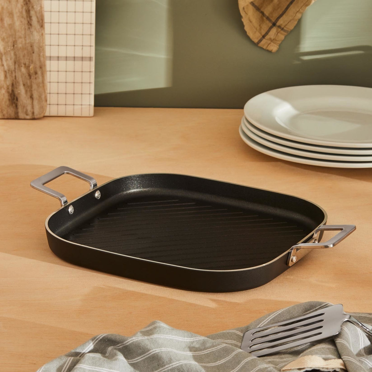 Alessi Grillpan antiaanbak Pots&Pans JM304 B op tafel