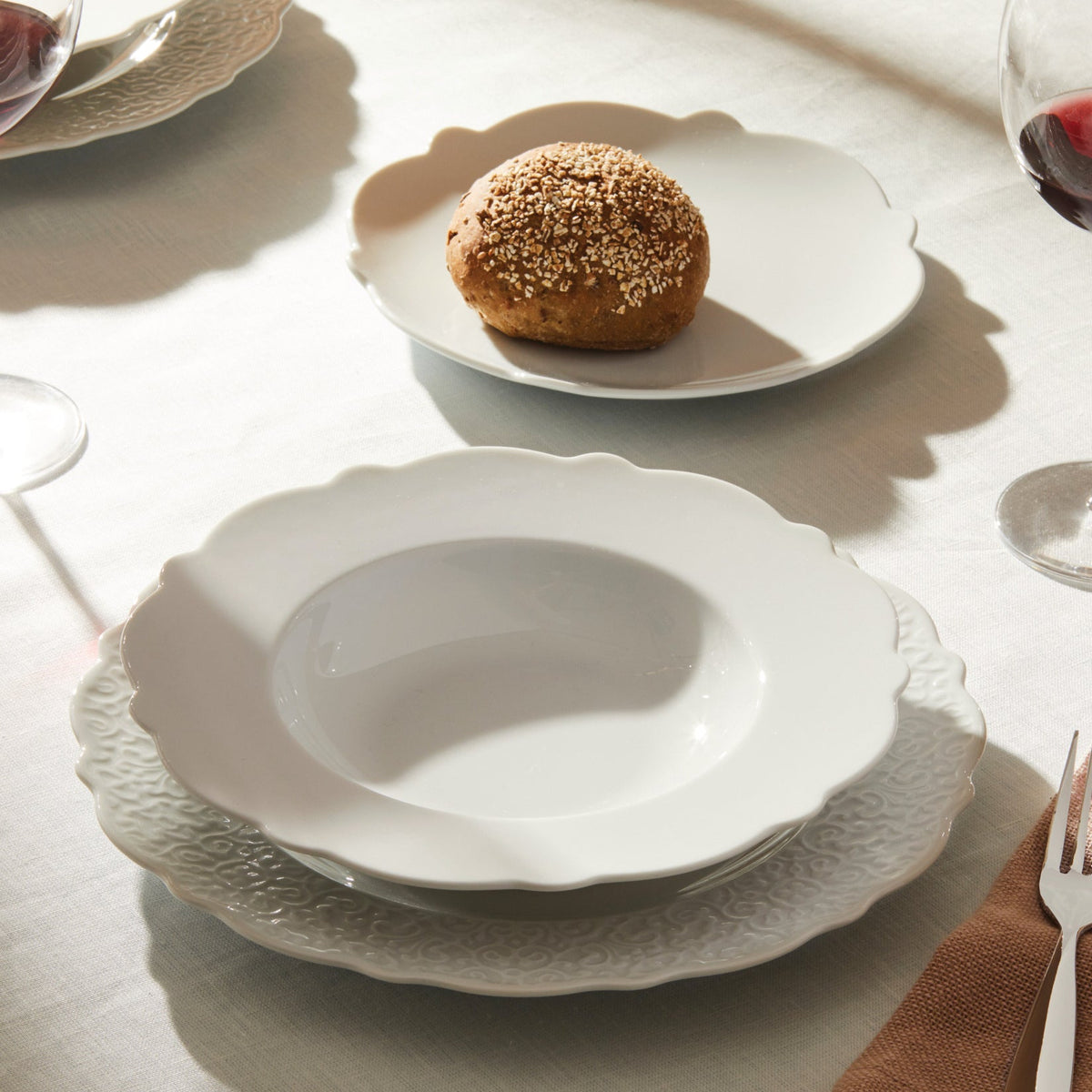 Alessi Ontbijtbord Dressed MW01/5 op tafel