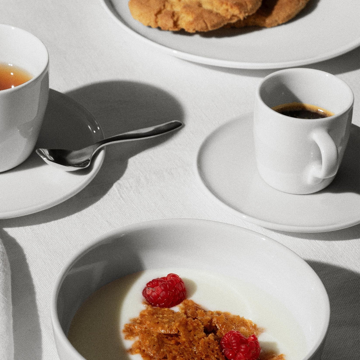 Alessi Mokkakopje met schotel Itsumo NF07/76S op tafel