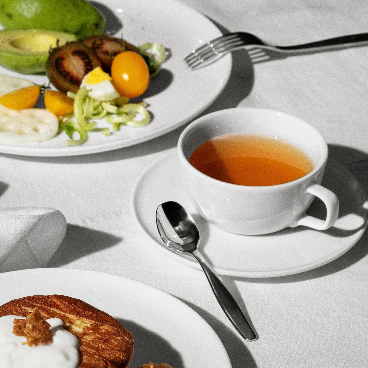 Alessi Theekop met schotel Itsumo NF07/78S op tafel