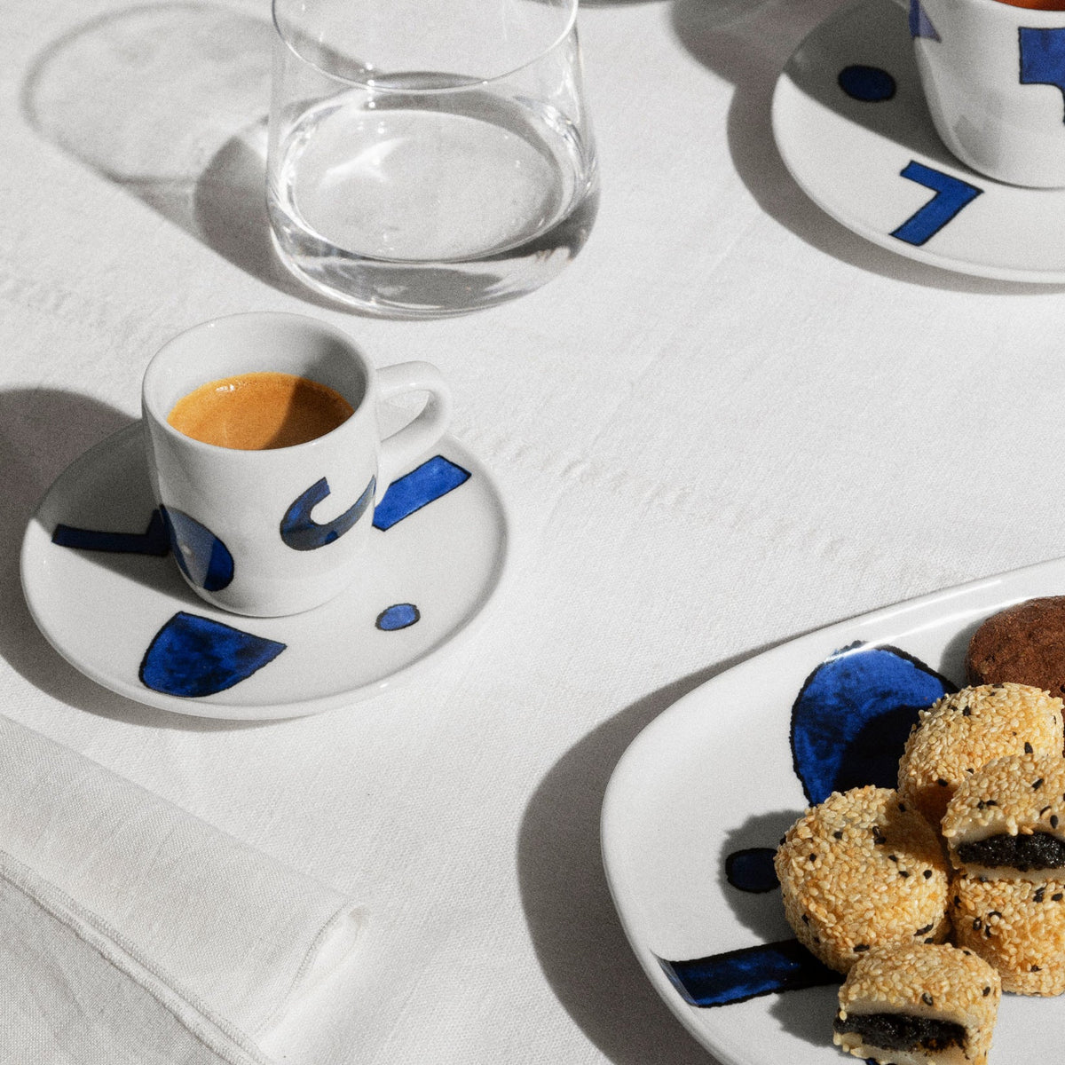 Alessi Mokkakopje met schotel Itsumo Yunoki NF08/76S op tafel