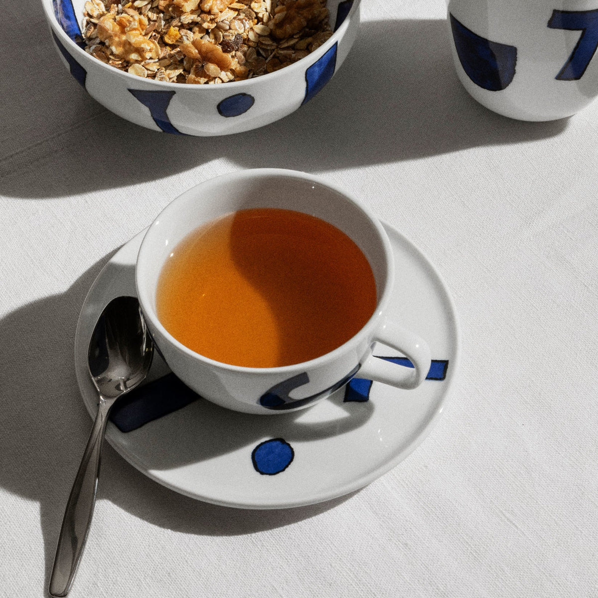 Alessi Theekop met schotel Itsumo Yunoki NF08/78S op tafel