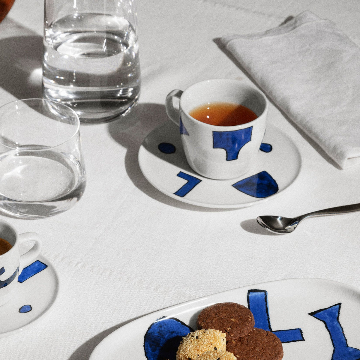 Alessi Koffiekop met schotel Itsumo Yunoki NF08/87S op tafel