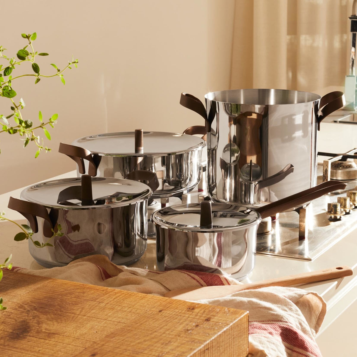 Alessi Pannenset 7-delig Edo PU100S7 op tafel