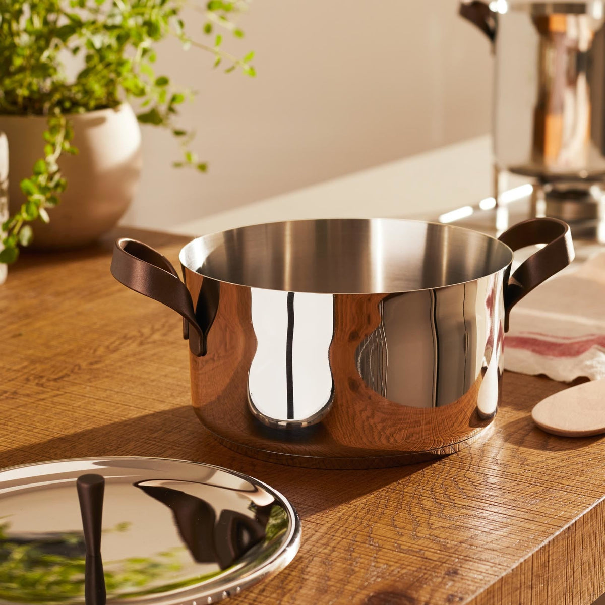 Alessi Kookpan 20 cm Edo PU101/20 op tafel