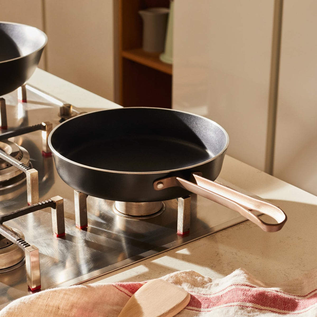 Alessi Koekenpan 28 cm Edo PU113/28 B op tafel