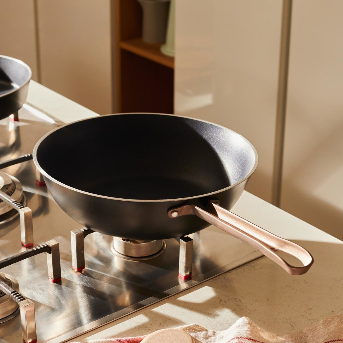 Alessi Hapjespan 28 cm Edo PU114/28 B op tafel