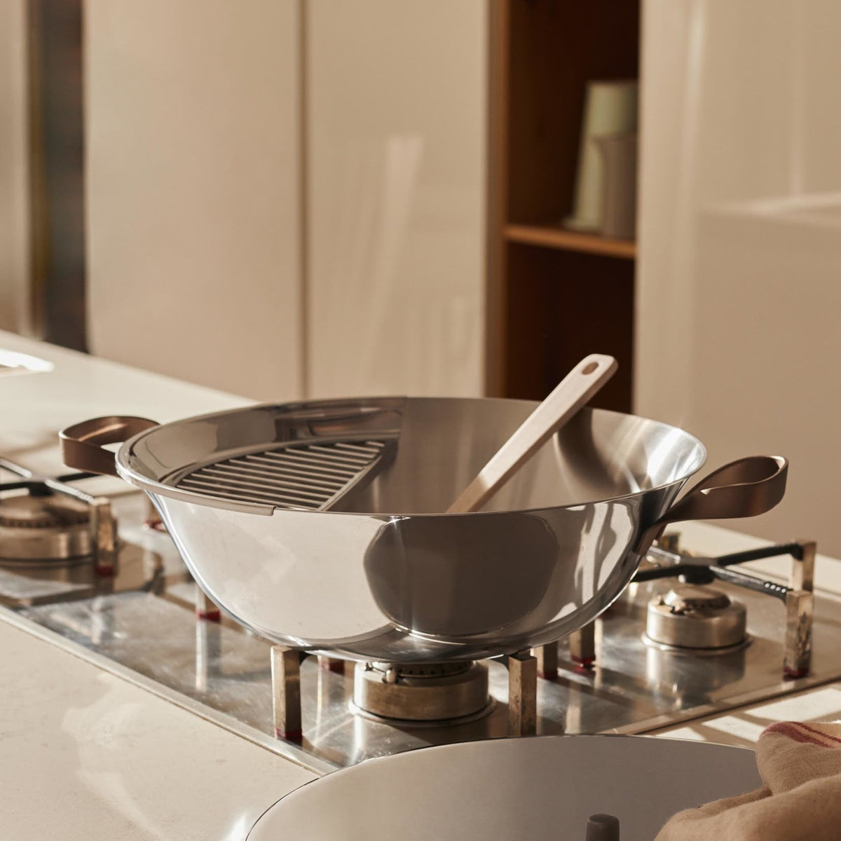 Alessi Wok Edo PU308 op tafel