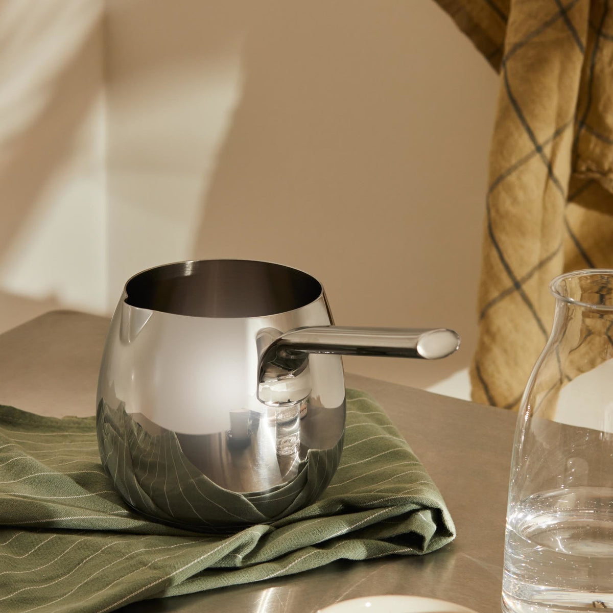 Alessi Melkpan Mami SG302 op tafel