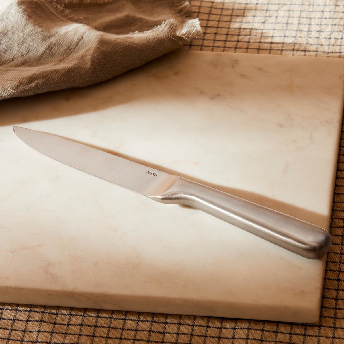 Alessi Mami mesje, mat geborsteld rvs, ontwerp Stefano Giovannoni op tafel