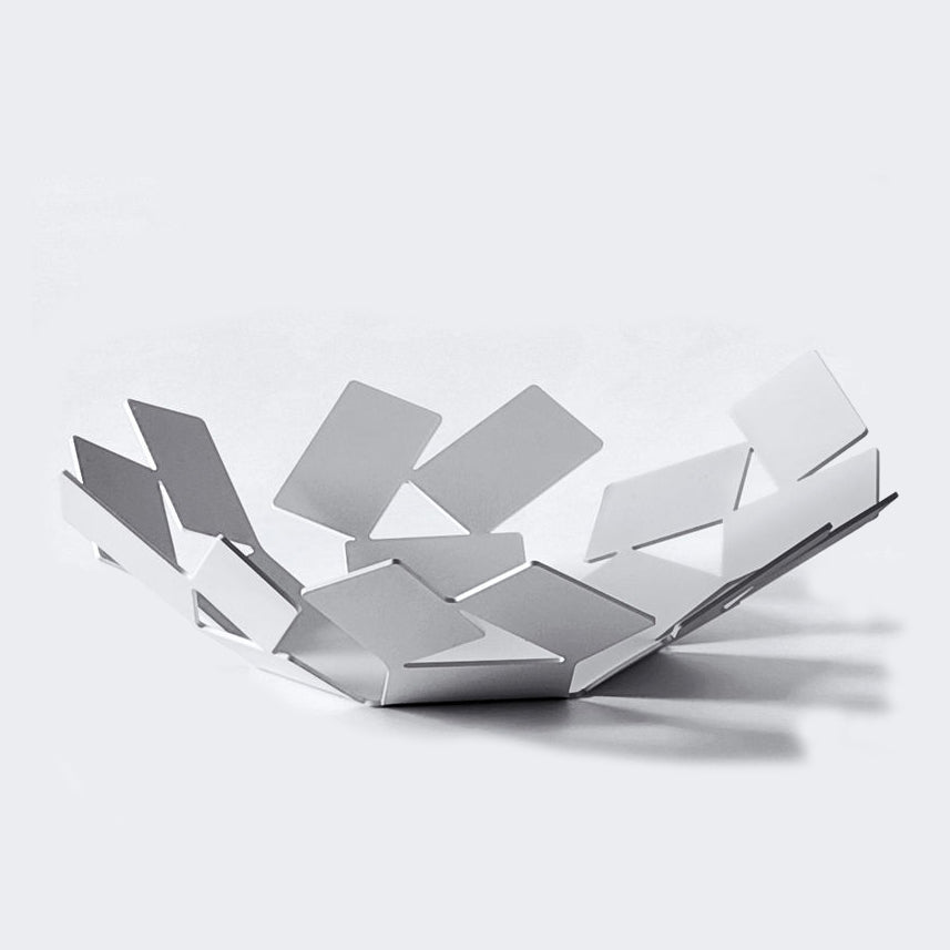 Alessi Stanza kleine witte mand, schaal van geometrische metalen vlakken