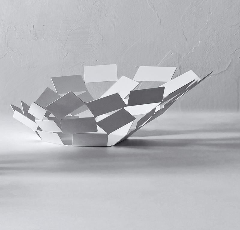 Alessi Stanza brede schaal wit, gefacetteerd design van Mario Trimarchi