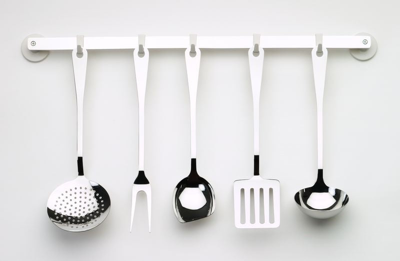 Alessi keukengereedschap, ontwerp Jasper Morrison, vijfdelige set met witte grepen aan ophangrek