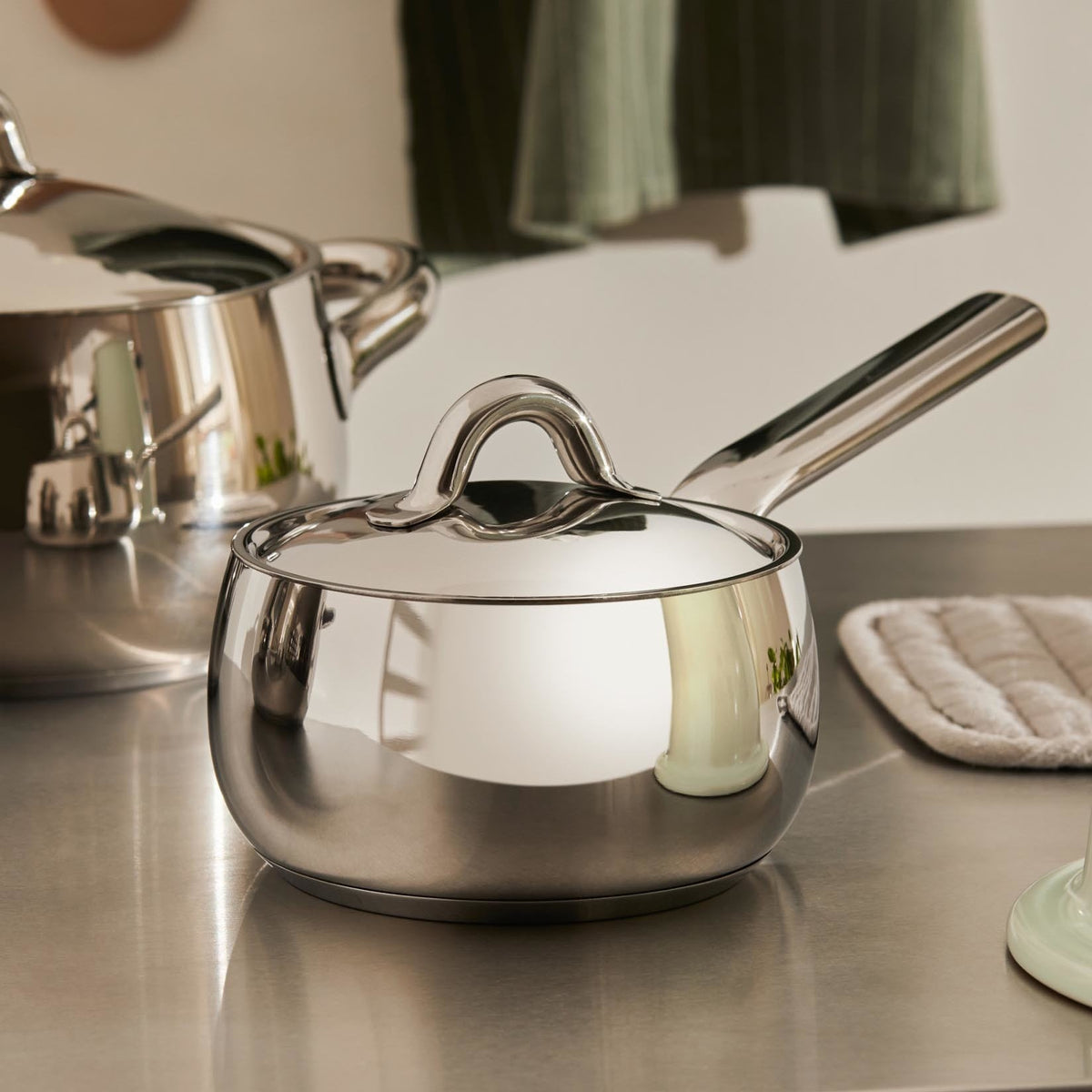 Alessi Steelpan 16 cm Mami SG105/16 op tafel
