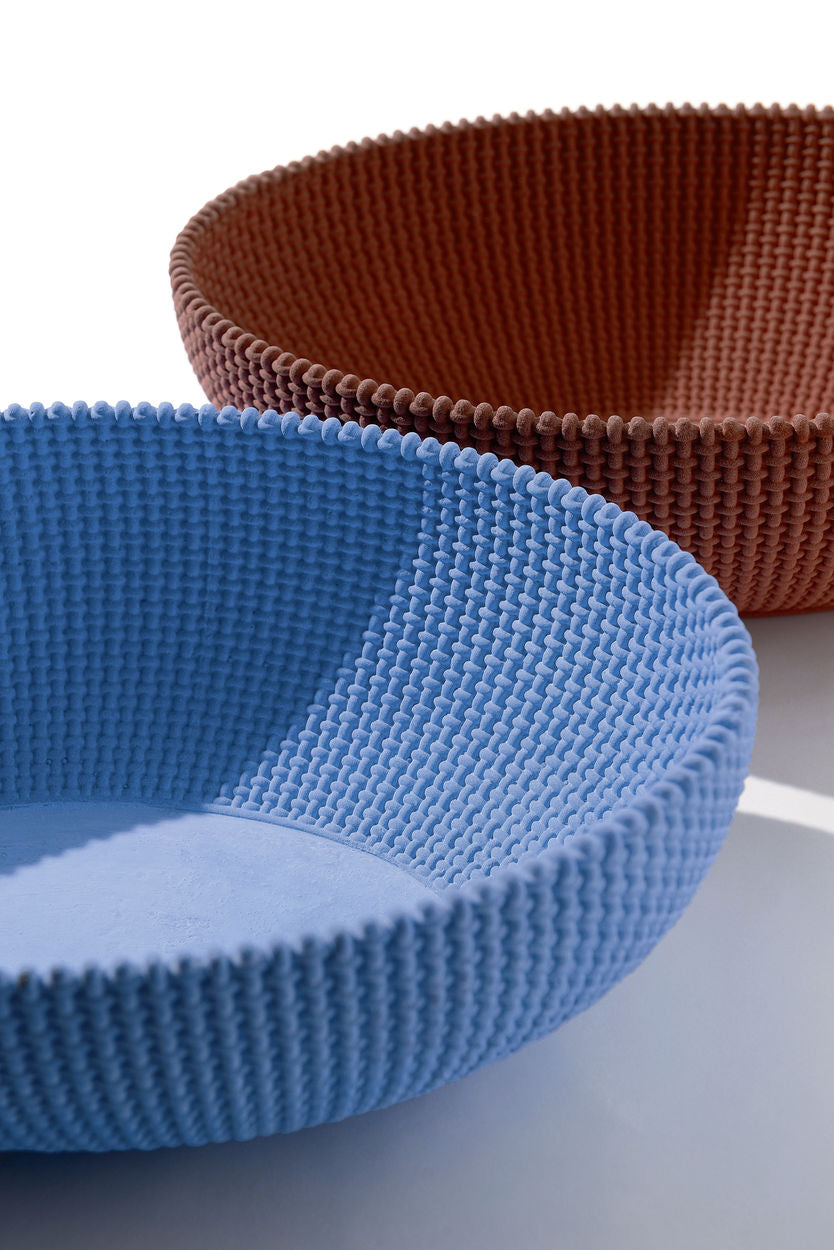 Alessi Trama schaal van beton in blauw, met bruine variant, geweven structuur